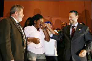 Lula & BNDES' President with a catador at the ceremony