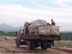 a truck of catadores entering Gramacho