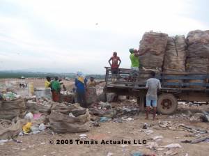 catadores loading their truck