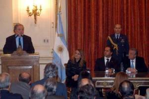 Health Minister Ginés González García explaining Plan while Preisdent Kirchner listens