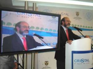 Environment Minister Lozano announcing the Agua Cristal pact