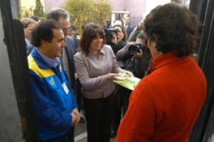 Minister Uriarte delivers electric bill in biodegradable plastic bag
